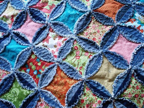 Denim rag quilt - this is another quilt-as-you-go project.  Love it! Cathedral Quilt, Återvinna Jeans, Denim Rag Quilt, Artisanats Denim, Blue Jean Quilts, Cathedral Window Quilts, Jean Quilt, Cathedral Window, Circle Quilts