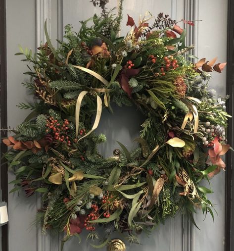 Advent Wreath Door, Xmas Chimney Decor, Christmas Greenery Wreath, Chimney Decor, All Season Wreath, Natural Wreath, Christmas Window Decorations, Christmas Interiors, Christmas Wreaths To Make