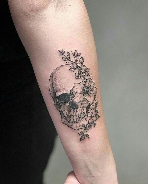 Tattoo Crane, Skull Tattoo Flowers, Skull And Flowers, Planet Tattoos, Beautiful Flower Tattoos, Cat Tattoos, Tiny Tattoo, Flowers Tattoo, Thigh Tattoos Women