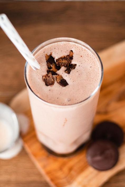 Peanut Butter Milkshake, Cookie Milkshake, Milkshake Recipe Easy, Reese's Peanut Butter Cup, Quick Dessert Recipes, Milkshake Recipe, Peanut Butter And Chocolate, Chocolate Shake, Chocolate Milkshake