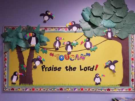 Thanksgiving jungle theme bulletin board.  "TOUCAN" Praise the Lord.   Have the kids each make their own Toucan bird to add to the board. Toucan Classroom Theme, Bird Bulletin Board Ideas Preschool, Animal Bulletin Board Ideas, Safari Bulletin Boards, Jungle Bulletin Boards, Bird Bulletin Boards, Safari Theme Classroom, Bible Bulletin Boards, Bulletin Board Tree