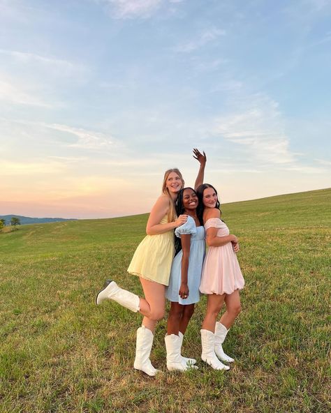 Cute Sunset Photos, Birthday Friend Pictures, Sunset Group Picture, Best Friend Photoshoot Ideas Aesthetic, Picture Ideas For 3 Best Friends, Fun Group Pictures, Picture Friends Ideas, Cute Friend Group Pictures, Trio Senior Pictures