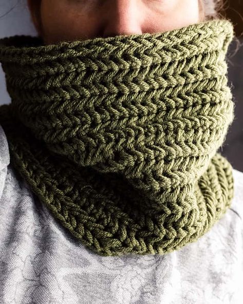 Herringbone Crochet Cowl Pattern Herringbone Single Crochet, Crochet Snood, Crochet Cowl Free Pattern, Crochet Cowls, Cowl Neck Scarf, Crochet Men, Crochet Leg Warmers, Crochet Wearables, Crochet Neck Warmer