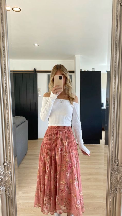 Flowy Skirt Summer Outfit, Spring Outfits Maxi Skirt, Long Floral Skirt Outfit Aesthetic, Hawaii Modest Outfits, Spring Outfits Floral, Maxi Skirt Outfit Summer Modest, White Floral Skirt Outfit, Spring Dressy Outfits, Long Flower Skirt Outfit