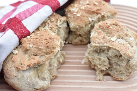 Det er nemt og hurtigt at bage boller i airfryer og du sparer strøm. Få en god opskrift på langtidshævede boller i airfryer her Nem æltefri dej - nok til 3 dage Air Fryer Scones, Nutella Brownies, Everyday Meals, Air Fry, Rice Krispie Treat, Scones, Food Hacks, Nutella, Air Fryer