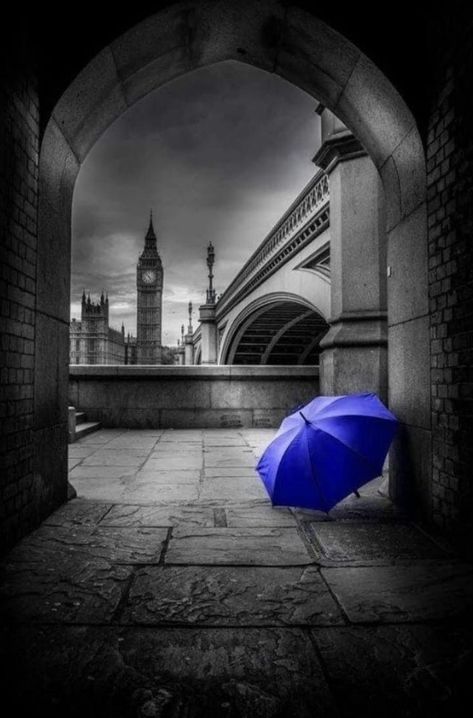 Color Splash Art, London Wallpaper, Color Splash Photo, Color Splash Photography, Splash Photography, Colour Splash, Blue Umbrella, Grey Pictures, Black White Photos