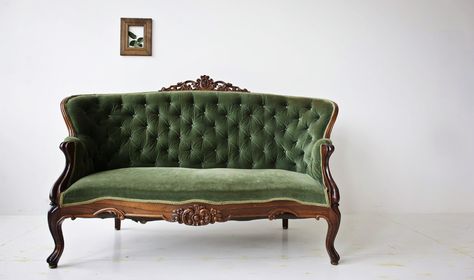 .... Victorian Couch, Victorian Settee, Vintage Settee, Victorian Sofa, Green Couch, Antique Sofa, Green Furniture, Victorian Furniture, Victorian Decor