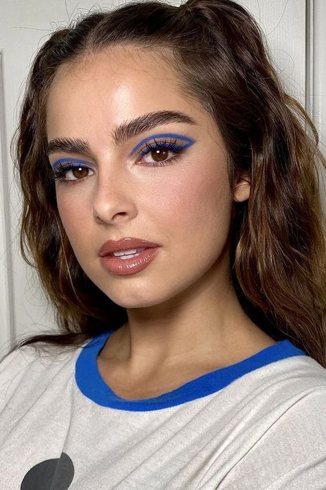 Blue Eyeliner Makeup, Blue Makeup Looks, Trending Nails, Retro Makeup, Simple Makeup Looks, Makijaż Smokey Eye, Nails Blue, Edgy Makeup, Makeup Eye Looks