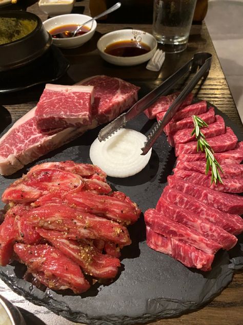 Korean Steak, Korean Meat, Meat Aesthetic Food, Korean Grilled Beef, Meat Aesthetic, Korean Restaurant Food, Korean Bbq Meats, K Bbq Aesthetic, Korean Bbq Aesthetic