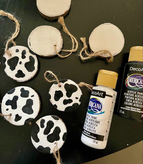 Cow Print Christmas Ornaments, Diy Cow Christmas Ornaments, Cow Print Christmas Tree Ideas, Diy Cow Ornaments, Cow Print Crafts, Diy Cow Decor, Cow Ornaments Diy, Cow Print Ornaments, Cow Print Diy