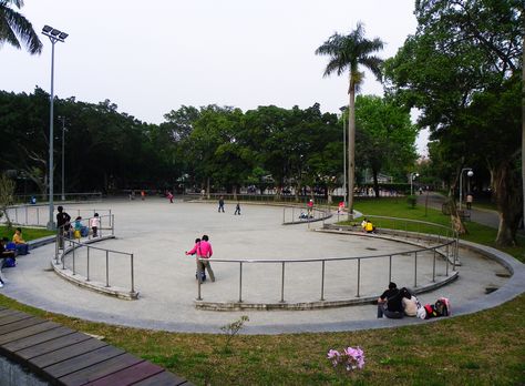 Skating Rink Skating Rink Ideas, Outdoor Roller Skating Rink, Outdoor Roller Skating, Outdoor Skating Rink, Outdoor Roller Skates, Outdoor Rink, Playgrounds Architecture, Roller Skating Rink, Outdoor Skating