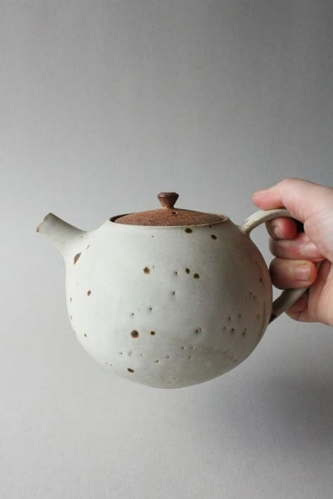 Pottery Tea Pots, Pottery Teapots, Keramik Design, Ceramic Teapot, Ceramics Pottery Art, Pottery Inspiration, Pottery Sculpture, Ceramics Ideas Pottery, Japanese Pottery