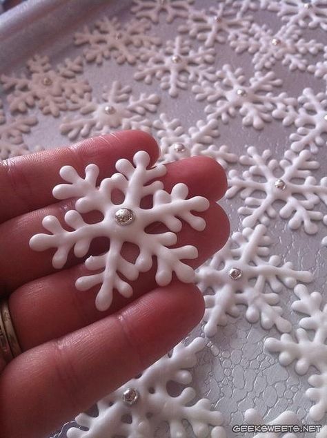 Chocolate blanco congelado en forma de copos de nieve Chocolate Snowflakes, White Chocolate Snowflakes, 2010 Christmas, Cupcakes Christmas, Torte Cupcake, Frozen Cake, Frozen Birthday Party, Christmas Cupcakes, Cupcake Cake