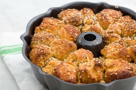 12 Tomatoes Everything Bagel Monkey Bread, Everything Monkey Bread, Everything Bagel Monkey Bread 12 Tomatoes, Everything Bagel Monkey Bread, Savory Monkey Bread Recipe, Savory Monkey Bread With Canned Biscuits, Monkey Bread Savory, Bagel Bake, Potluck Party Food