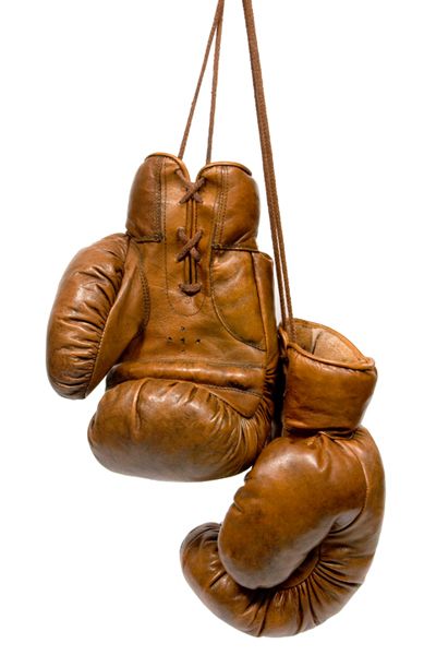 What is needed for an old school or retro sports décoration ? Authentic leather boxing gloves by John Woodridge Makers will recreate the ambiance from the beginning of XXth century boxing rings. Martial Arts Gear, Box Manga, Boxing Rings, Vintage Boxing, Gloves Vintage, Basket Vintage, Retro Sports, Retro Sport, Punching Bag