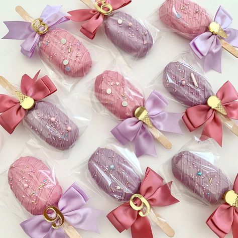 Hey Shuga on Instagram: “Pretty little chocolate cakesicles dipped in white choc 🤤 #cakesicles #callebaut #chocolate #chocolatecake #cute #bows #icecream #cake…” Cakesicles Packaging, Pastel Cakesicles Ideas, Cakesicle Designs, Elegant Cakesicles, Packaging Cakesicles, Pink And White Cakesicles, Pink And Purple Cakesicles, Chocolate Cakesicles, Cakesicles Ideas