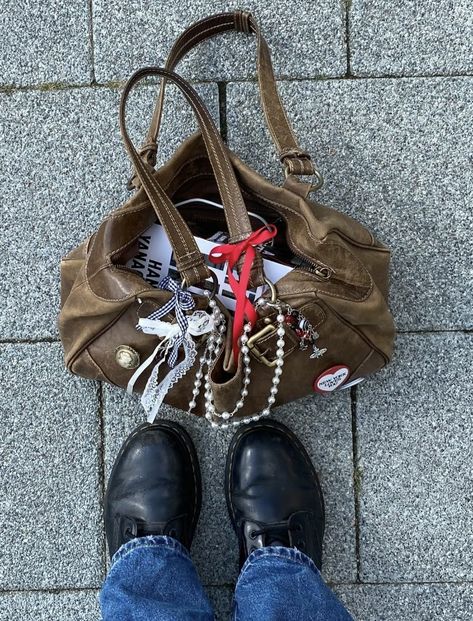 Inside My Bag, Quoi Porter, Image Swag, Mia 3, What In My Bag, Sanya, Jane Birkin, Bags Aesthetic, Foto Ideas Instagram