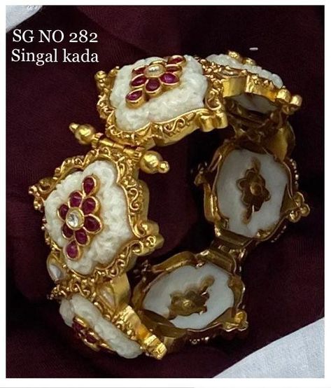 Hathi Dant Bangles, Bridal Jewellery Inspiration, Gold Bangles For Women, New Gold Jewellery Designs, Bridal Jewelry Vintage, Antique Jewellery Designs, Jewelry Set Design, Fancy Jewellery Designs, Antique Bridal Jewelry