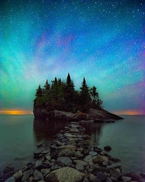 BEAUTIFUL DESTINATIONS on Instagram: “Find this bustling town on the shores of Lake Superior 💙 (📷: @t.brastad)” Minnesota Nature, Grand Marais Minnesota, Minnesota Photography, Minnesota Winter, Best Nature Images, Minnesota Travel, Grand Marais, Night Sky Photography, Location Photography