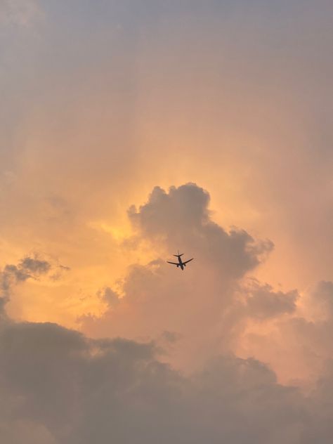 #sky #sunset #airplane Sunset Airplane, Airplane Sunset, Plane Wallpaper, Mint Aesthetic, Sky Images, Sky Sunset, Evening Sky, Cover Artwork, Sky Art