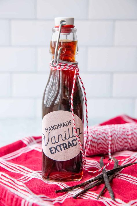 Homemade Vanilla Extract Recipe Diy Vanilla Extract, Homemade Soup Mix, Diy Vanilla, Make Vanilla Extract, Vanilla Extract Recipe, Jar Meals, Homemade Seasoning, Homemade Limoncello, Coconut Curry Soup