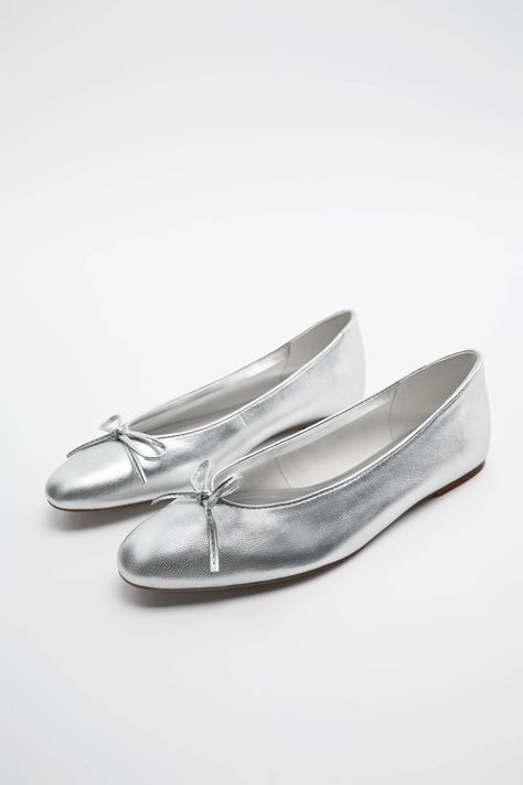 Silver Flats Outfit, Silver Shoes Outfit, Ballet Flats Outfit, Silver Ballet Flats, Ballerina Outfit, Metallic Ballet Flats, Expensive Shoes, Metallic Flats, Flats Outfit