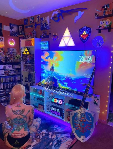 Game Room Astethic, Nerd Bedroom, Nerd Room Ideas, Couple Gaming Room Setup, Geek Bedroom, Posters Design Ideas, Game Room Setup, Gamer Living Room, Gay Room