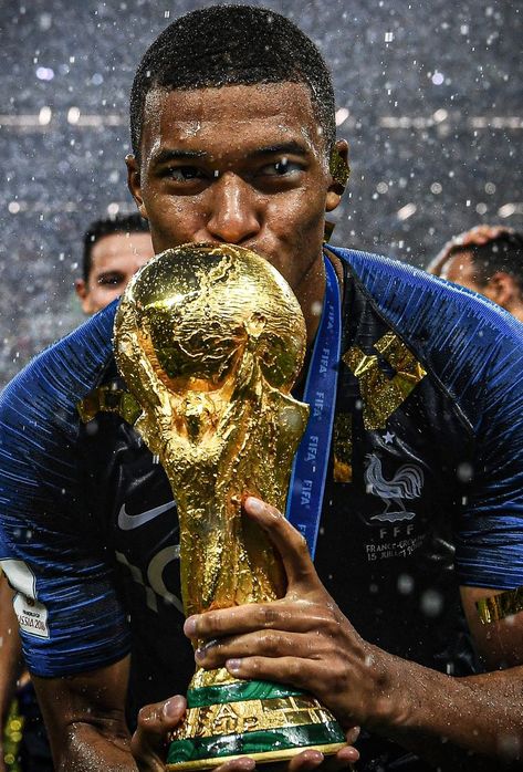 Mbappe Wallpaper Iphone, Skyline Gtr R35, Football Wallpaper Iphone, France National Football Team, Football Celebrations, Football Logo Design, Soccer Photography, Soccer Inspiration, World Cup Winners