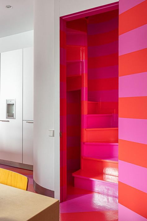 26 Modern Staircase Ideas That Will Never Go Out of Style Wall Painting Ideas Staircase, Modernize Staircase, Stairwell Paint Colors, Stairway Paint Colors, Orange Stairs, Colourful Stairs, Condo Entryway, Fancy Stairs, Colorful Staircase