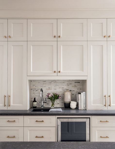 White kitchen with rustic bar stools, brass hardware, wood finish. Modern rustic kitchen ideas Diamond Cabinets, Modern White Kitchen, White Kitchen Ideas, Silgranit Sink, Custom Bench Cushion, Bar Faucet, Linen Interior, Colored Ceiling, White Modern Kitchen