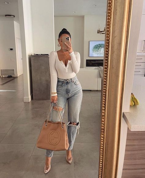 Casual Days in the Daisy.WHITE DAISY SCOOP NECK BODYSUIT Baggy Pants With Heels, Body Suit Outfit, Fall Style Guide, Scoop Neck Bodysuit, White Daisy, Basic Outfits, Mom Outfits, Jean Outfits, Trendy Outfits