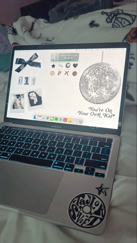 Macbook Pro 13 Inch Wallpaper Aesthetic, Macbook Air 13 Inch Wallpaper Aesthetic, Widgets Taylor Swift, Macbook Wallpaper Minimalist, Macbook Manifestation, Macbook Homescreen Layout, Macbook Air Aesthetic, Macbook Homescreen, Laptop Png