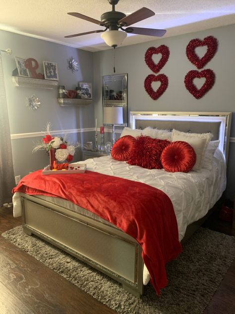 White And Red Room Ideas, Red And White Room Ideas, Red And Grey Room Ideas, Red Theme Bedroom Ideas, Room Ideas Aesthetic Red And White, Red And Silver Bedroom Ideas, Red And White Aesthetic Bedroom, Red And White Room Decor, Red Themed Bedroom Aesthetic