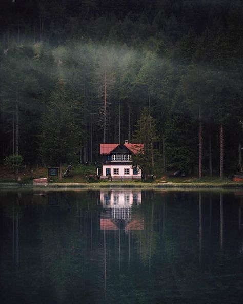 Cozy cabin by the lake - 9GAG Creepy Lake, Lake House Aesthetic, Creepy Woods, Tiny House Rentals, Scary Houses, Creepy Houses, Best Funny Photos, Dark House, Costa Rica Vacation