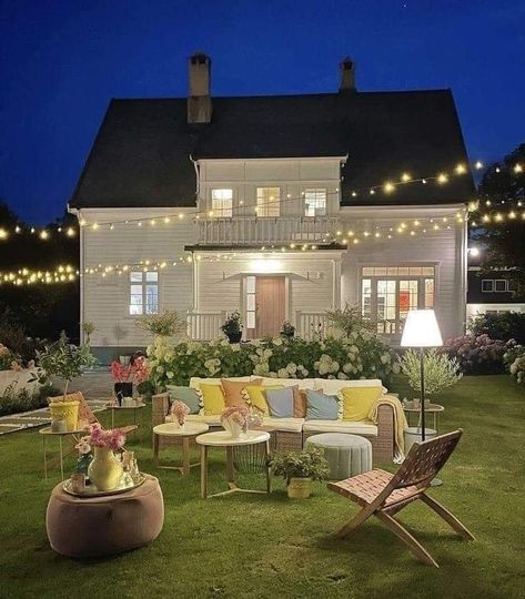 Country House Backyard, Cozy House Aesthetic Exterior, Me As A Place, Summer House Aesthetic, Cozy House Exterior, Country Backyard, Backyard Aesthetic, Bedroom Wall Decor Ideas, Backyard Seating Area