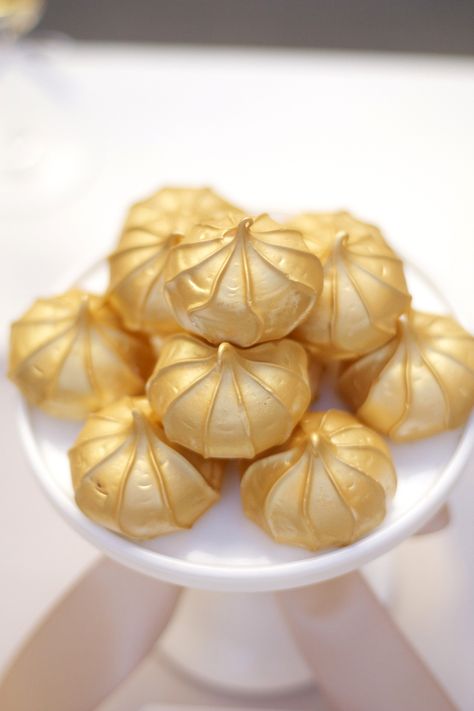 This dessert shimmers and shines! Gold meringue cookies are a lovely, metallic addition to your purple, pink, and blue Shimmer and Shine genie party spread. Meringue Recipes, Gold Dessert Table, Gold Dessert, Decorative Cookies, Gold Drip, Festive Food, Delicious Deserts, New Year's Eve Recipes, Meringue Cookies