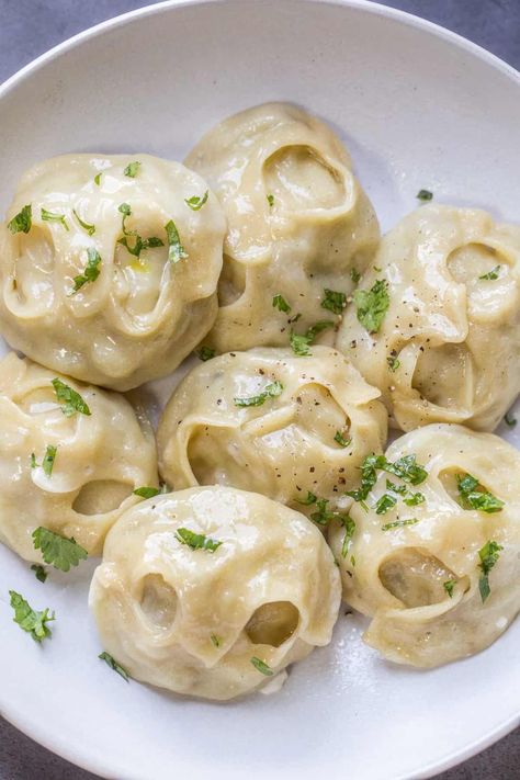 This Uzbek Manti Recipe is the best dumpling recipe! A soft dough filled with a juicy chicken potato filling. A delicious Meddieteranien dish. Uzbekistan Recipes, Uzbek Food Recipe, Manti Recipe, Uzbekistan Food, Russia Food, Gak Boleh, Vegetable Gravy, Best Dumplings, Potato Filling