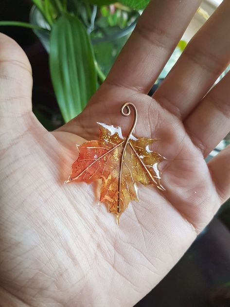 Autumn Resin Jewelry, Maple Leaf Diy, Autumn Resin Art, Leaf Resin Art, Floral Resin Jewelry, Fall Resin Ideas, Resin Leaves, Resin Leaf, Epoxy Resin Jewelry