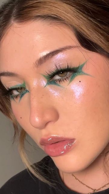 Artistic Face Paint, Colour Makeup Looks, Industrial Colour Palette, Aqua Makeup Look, Cool Eyeliner Looks, Artistic Makeup Looks, Artistic Make Up, Colourful Eye Makeup, Line Makeup