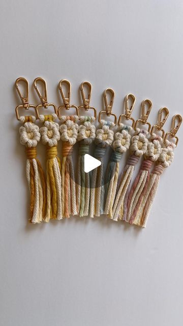 Megan | Macrame Gifts & Tutorials on Instagram: "Macrame Daisy Keychain 🌼💚  #macrametutorial #macrametutorials #howto #macrame #megsmodernmacrame #shopmegsmodernmacrame #macrameshop #handmadecommunity #macramemakers #macramegift #macramebraid #tassels #tasseltutorial #howtomacrame #gatheringknot #beginnerknot #beginnermacrame #beginnerartist #macramemovement #fiberart #ornamentdiy #macrameornament #macramekeychain #macramecharm #fiberart #macramechristmas #relaxingtutorial #shophandmade #macramediy #macrameinstructions #macramestepbystep" Macrame Tassel Diy, Macrame Daisy Keychain, Macrame Daisy, Macrame Gifts, Diy Crafts Keychain, Macrame School, Daisy Keychain, Tassels Tutorials, Macrame Flower