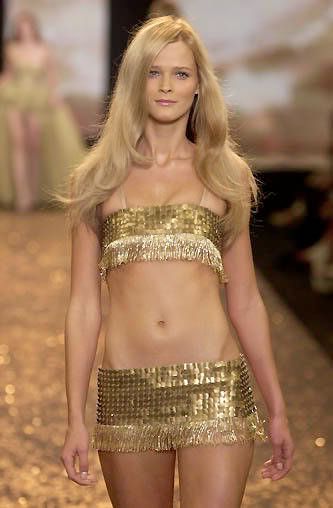 Vintage Victoria's Secret Carmen Kass Runway, Carmen Kass 90s, Carmen Kass, Victoria Secret Runway, Vs Fashion Shows, Victoria Secret Angels, Victoria Secret Fashion, Famous Models, Victoria Secret Fashion Show