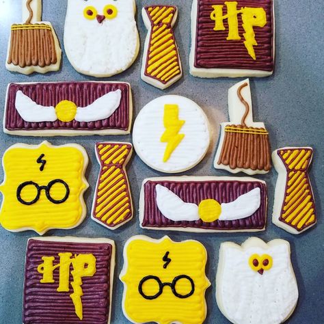 Shayna Bridgman on Instagram: “Harry Potter #harrypotter #jkrowling #british #bookseries #wizard #hogwarts #harrypotterowl #🦉 #hp #goldensnitch #harrypottercookies #⚡…” Harry Potter Buttercream Cookies, Harry Potter Cookies Decorated, Buttercream Decorated Cookies, Movie Cookies, Harry Potter Cookies, Buttercream Cookies, Superhero Cookies, Harry Potter Owl, Butterfly Cookies