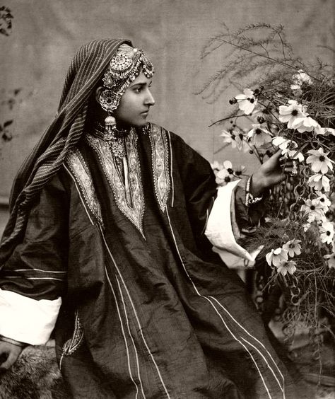 Biography: 19th Century British India photographer Fred Bremner | MONOVISIONS - Black & White Photography Magazine Kashmiri Jewellery, Afghan Fashion, Successful Photography, Vintage India, Modern India, My Art Studio, Royal Indian, Stitch Diy, British India