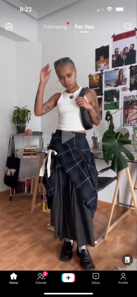 Long Plaid Skirt, Kilt Outfits, Diy Vetement, Thrift Fashion, Modest Fashion Outfits, Gorillaz, Plaid Skirt, Fashion Fits, Looks Style