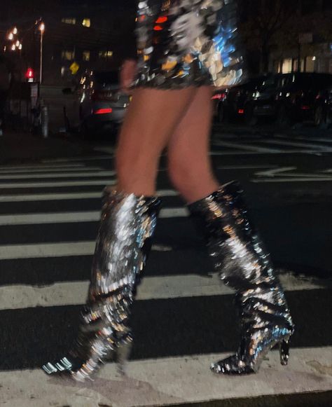 London Fashion Street Style, Glitter Shoes Outfit, London Fashion Street, Glitter Boots Outfit, Silver Boots Outfit, Glitter Party Outfit, Nighttime Photos, Winter Outfits Nyc, Sparkly Boots