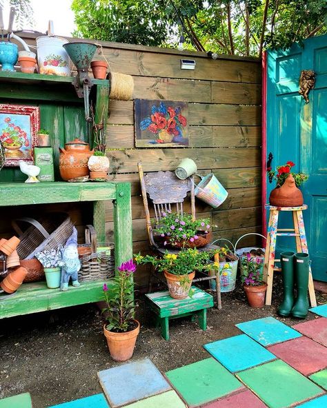 Dawn (@earlydawn22) • Instagram photos and videos Potting Bench Ideas With Sink, Diy Projects Using Pallets, Greenhouse Benches, Potting Bench Ideas, Outdoor Potting Bench, Bench Area, Garden Transformation, Metal Garden Benches, Cinder Blocks