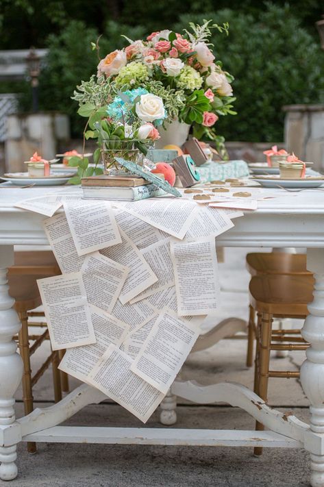 Wedding Table Themes, Book Centerpieces, Book Themed Wedding, Table Runner Diy, Stile Boho Chic, Table Favors, Wedding Tea, Table Runners Wedding, Vintage Wedding Decorations