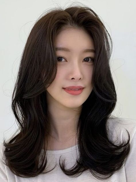 Layered Medium Hair With Side Bangs (Build Perm) Korean Perm Short Hair Mid Length, Digital Perm Short Hair, Asian Hair Perm, School Haircut, Korean Perm, Curled Hairstyles For Medium Hair, Digital Perm, Hair Perm, Haircut Inspo