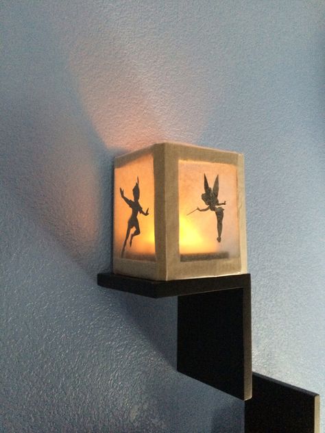 DIY Peter Pan Nightlight made from cardboard and wax paper Peter Pan Crafts, Disney Decor Bedroom, Peter Pan Art, Peter Pan Nursery, Peter Pan Party, Dance Crafts, Disney Bedrooms, Diy Light, Disney Rooms