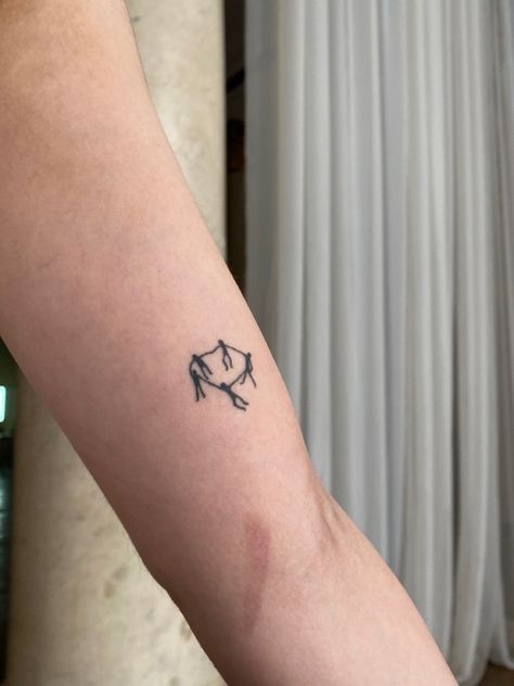 #matisse #tattoo #matissetattoo #handpoke #stickandpoke Minimal Dance Tattoo, Henry Matisse Tattoo, Mattise Art Tattoo, Matisse Inspired Tattoos, The Dance Matisse Tattoo, Dancing Figures Tattoo, Monet Tattoo Ideas, Matisse Dance Tattoo, Henri Matisse Tattoo